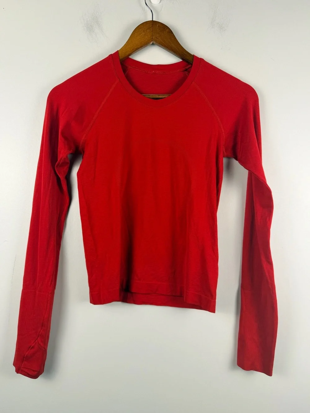 Lululemon Swiftly Tech Long-Sleeve Shirt 2.0 Waist Length in Oxford red size 4